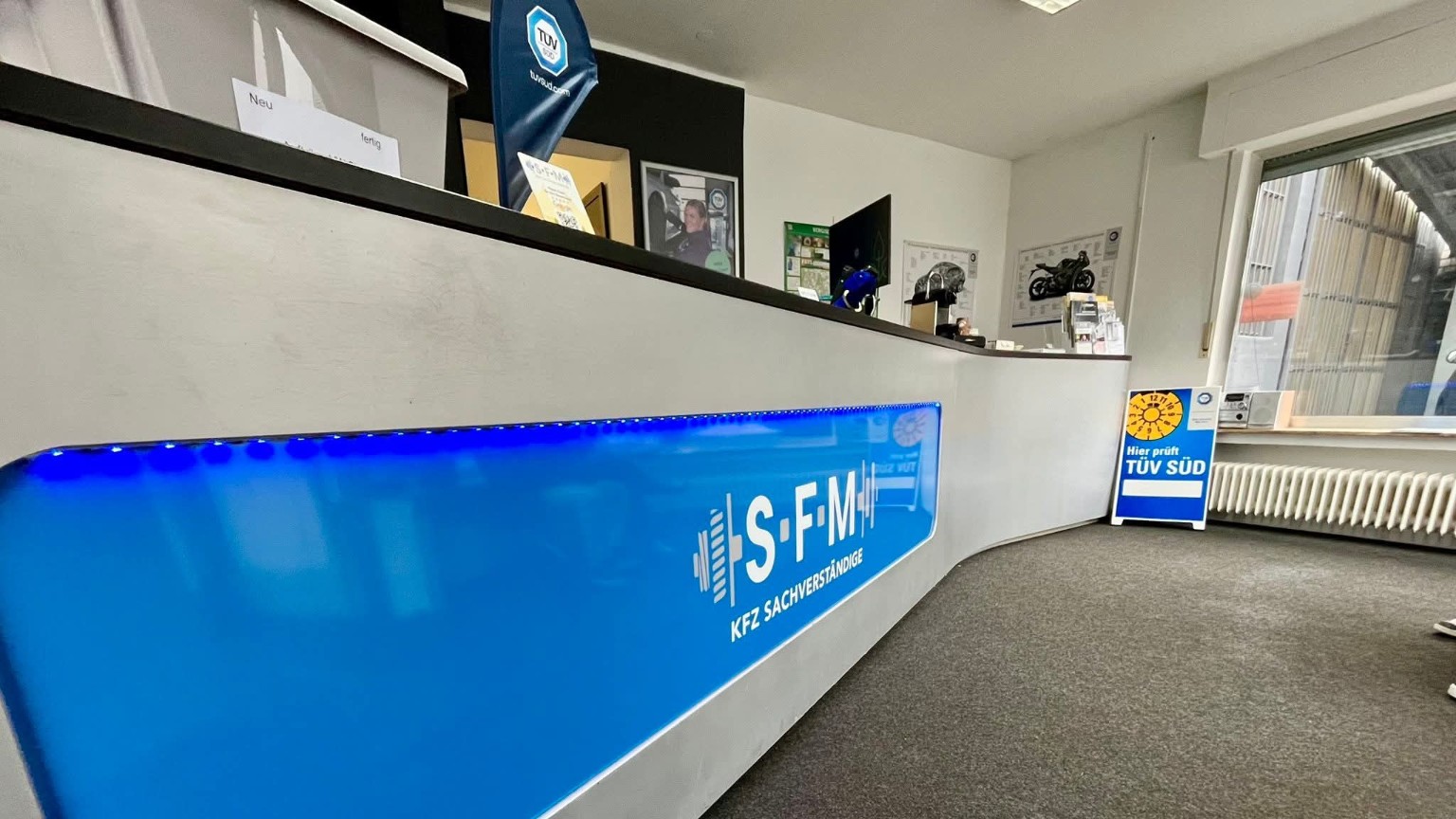 SFM KFZ Sachverständige – Prüfstandort mit TÜV SÜD Hinweis